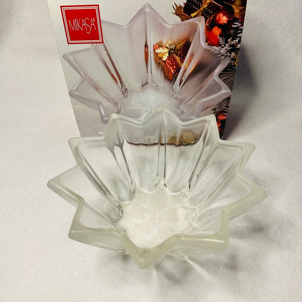 Mikasa Poinsettia Bloom 7 1/2" clear and frosted glass bowl. Original box - Picture 3 of 8